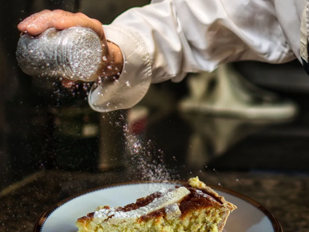 Fetta di pastiera napoletana di Ceraldi Caffè spolverata di zucchero a velo