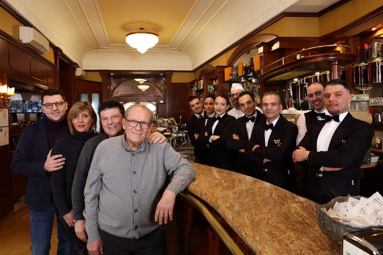 La squadra di Ceraldi Caffè al bancone del bar in Piazza Carità